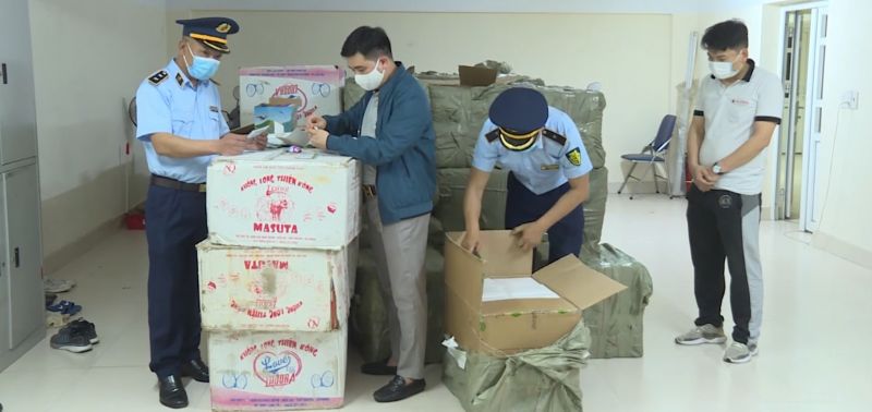 lực lượng chức năng tỉnh Quảng Ninh cho biết, vừa phát hiện xe ôtô tải chở 48 thùng chứa 46.080 bộ sinh phẩm xét nghiệm Covid-19 do nước ngoài sản xuất, không rõ nguồn gốc hóa đơn, chứng từ.