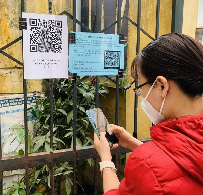 Quận Thanh Xuân: Người dân quét mã QR để đăng ký nhận giấy hưởng BHXH tại Trạm Y tế