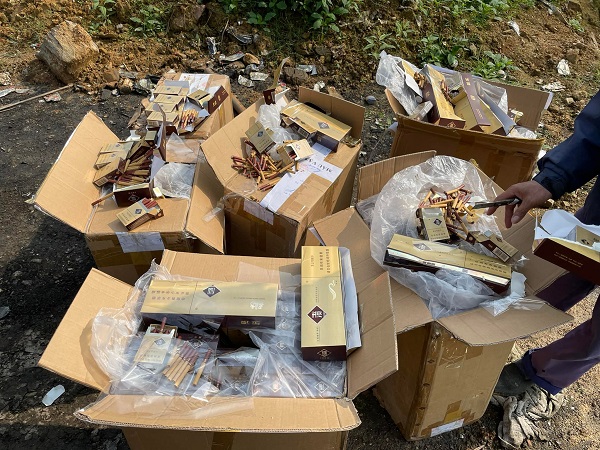 Lào Cai tiêu huỷ hơn 2.600 bao thuốc lá nhập lậu