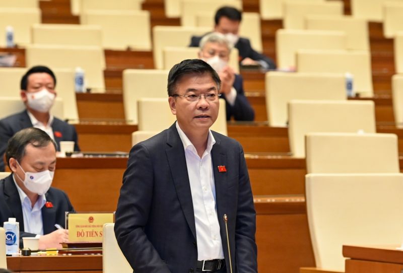 Bộ trưởng Bộ Tư pháp Lê Thành Long trả lời chất vấn của đại biểu Quốc hội trên Hội trường Diên Hồng