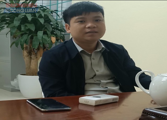 Ông Mai Đình Thuỷ- Giám đốc Ban quản lý dự án đầu tư xây dựng huyện Quảng Xương trong buổi làm việc với PV