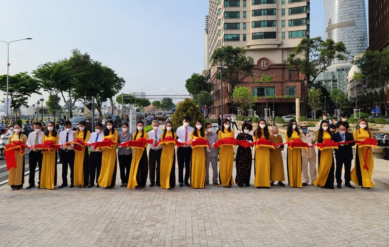 Các đại biểu cắt băng khánh thành công viên Mê Linh
