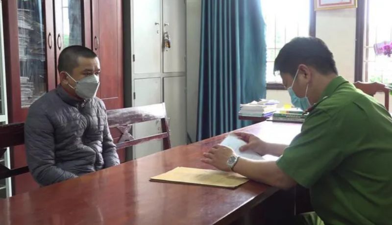Nguyễn Văn Mạnh (trái) tại cơ quan điều tra (Nguồn ảnh Dân trí)