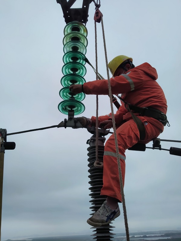 Ảnh 35,36: Công nhân Đội Quản lý vận hành lưới điện cao thế Quảng Ninh đang thực hiện khắc phục tồn tại, khiếm khuyết trên đường dây 110 kV