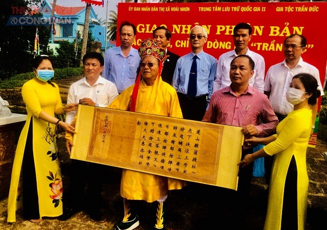 Đại diện gia tộc Trần Đức (đứng giữa) trao tư liệu cho đại diện Trung tâm Lưu giữ quốc gia II. Đại diện gia tộc Trần Đức (đứng giữa) trao tư liệu cho đại diện Trung tâm Lưu giữ quốc gia II.