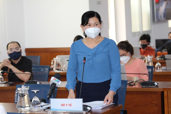Chánh Văn phòng Sở Y tế TP Hồ Chí Minh Nguyễn Thị Huỳnh Mai thông tin tại cuộc họp báo