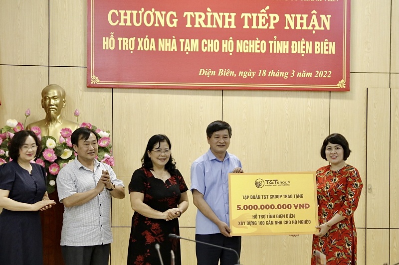 Đại diện Tập đoàn T&T Group trao ủng hộ 5 tỷ đồng cho tỉnh Điện Biên
