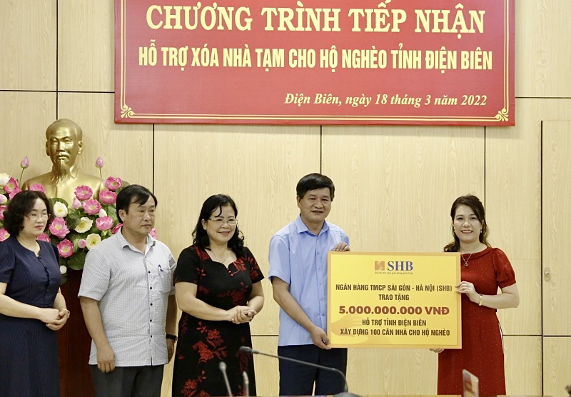 Đại diện Ngân hàng TMCP Sài Gòn – Hà Nội (SHB) trao ủng hộ 5 tỷ đồng cho tỉnh Điện Biên