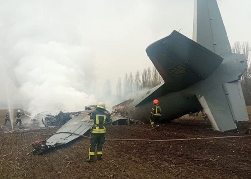 Lực lượng cứu hộ tại khu vực máy bay An-26 của Lực lượng vũ trang Ukraine bị bắn rơi ở tỉnh Kiev, Ukraine. Ảnh: Reuters