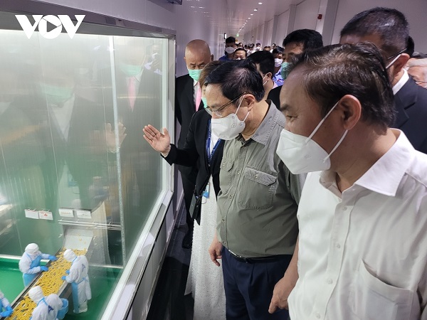 Thủ tướng đã thăm dây chuyền sản xuất và tìm hiểu về hoạt động của Nhà máy CPV Food