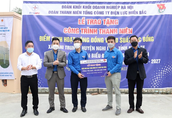 Đoàn thanh niên EVNNPC tặng biển biểu trưng công trình “Điểm sinh hoạt cộng đồng” cho Đoàn thanh niên xã Nghi Trung, huyện Nghi Lộc, tỉnh Nghệ An