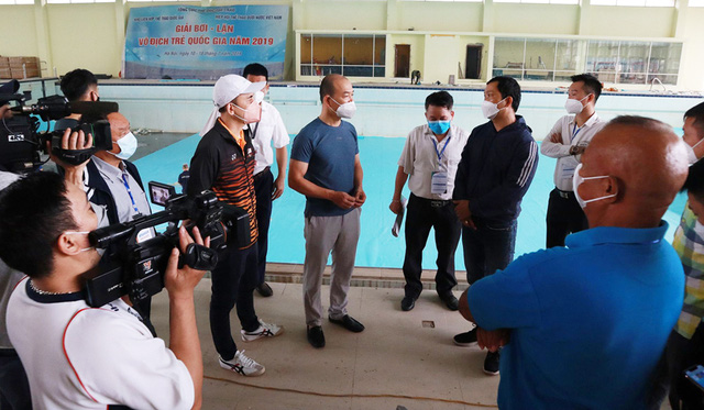 Các đại biểu trao đổi sau khi khảo sát Cung Thể thao dưới nước tại Hà Nội. Ảnh SEA Games 2021.com