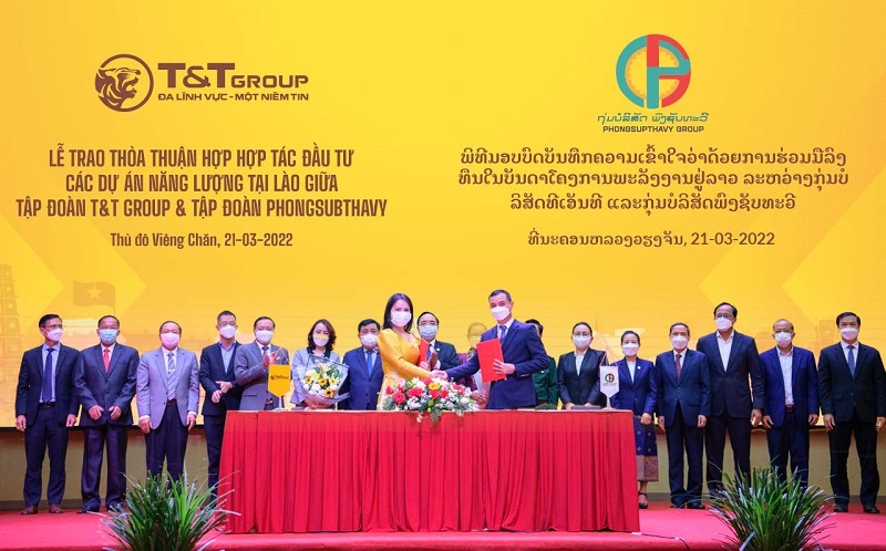 Bà Nguyễn Thị Thanh Bình, Phó Tổng Giám đốc Tập đoàn T&T Group và ông Somlath Mekakath, Giám đốc điều hành Tập đoàn Phongsubthavy trao Biên bản ghi nhớ hợp tác phát triển các dự án NLTT tại Lào