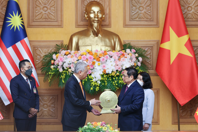 Thủ tướng Phạm Minh Chính trao quà tặng Thủ tướng Ismail Sabri Yaakob (Ảnh: VGP/Nhật Bắc)