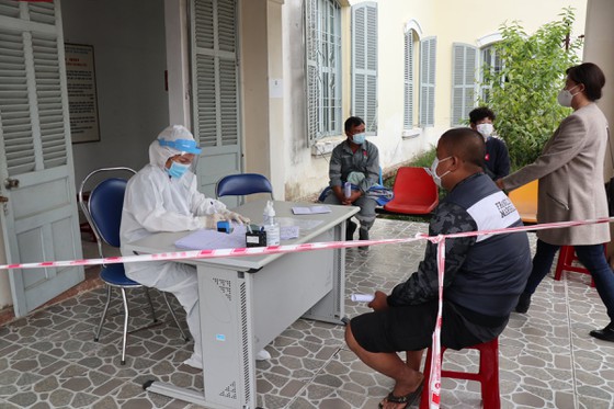 Người dân ngồi chờ lấy mẫu xét nghiệm SARS-CoV-2 tại CDC Lâm Đồng