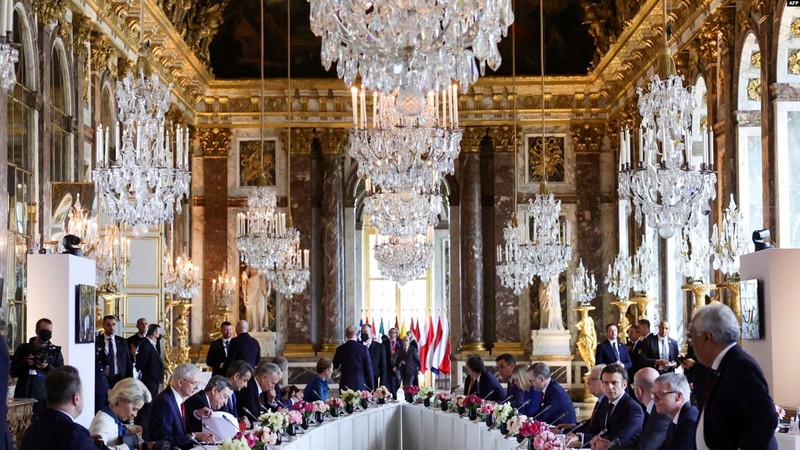 Các lãnh đạo EU tham gia một hội nghị thượng đỉnh bàn giải quyết hậu quả từ xung đột Nga - Ukraine tại cung điện Versailles, gần Paris, Pháp vào ngày 11/03. Ảnh AFP