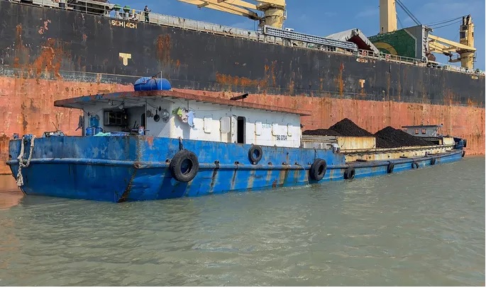 Tàu nước ngoài đang sang mạn 900 tấn than không có hóa đơn, chứng từ bị lực lượng Biên phòng TP HCM bắt giữ