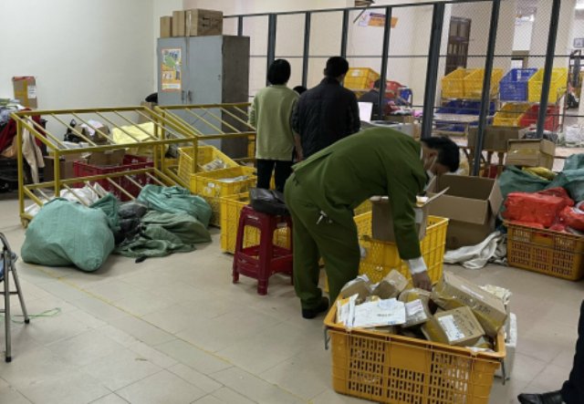 Xử phạt gần 600 triệu đồng vì buôn bán thực phẩm, mỹ phẩm “dởm”