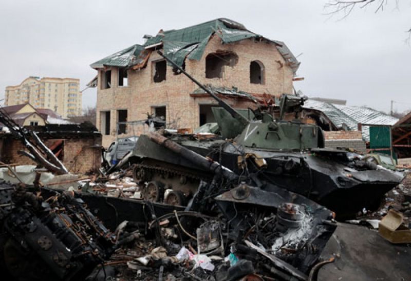 Một thiết giáp, chưa rõ của phe nào, bị phá hủy trên đường phố của thành phố Bucha thuộc vùng Kiev ngày 01/03. Ảnh Reuters