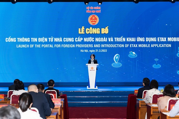 Phó Tổng Giám Đốc BIDV Nguyễn Thị Quỳnh Giao đại diện cho các Ngân hàng thương mại phát biểu tại Hội nghị