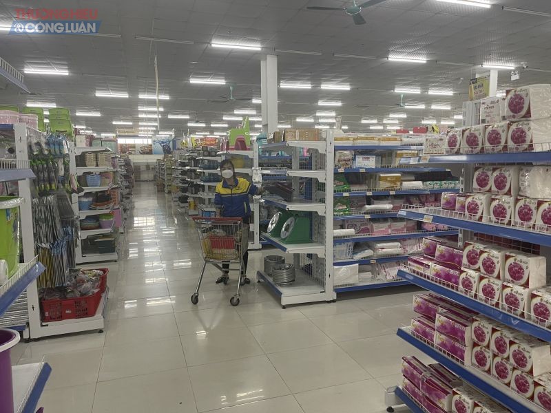 Nhân viên siêu thị Aloha Mall Đông Triều đồng loạt đi thu hàng hoá khi thấy sự xuất hiện của lực lượng chức năng