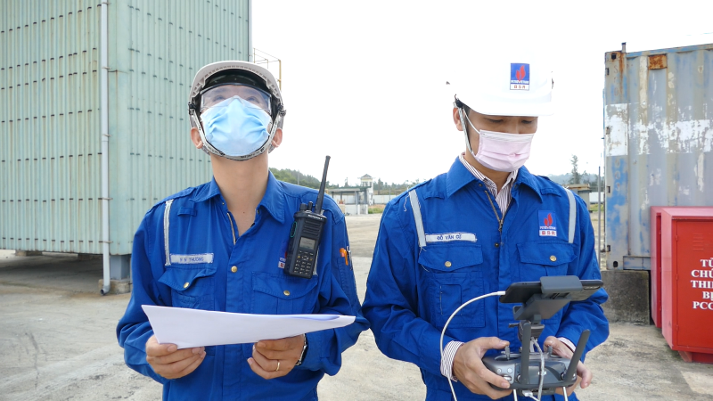 Kỹ sư Nguyễn Ngọc Thương và Đỗ Văn Cử vận hành thiết bị bay tại NMLD Dung Quất