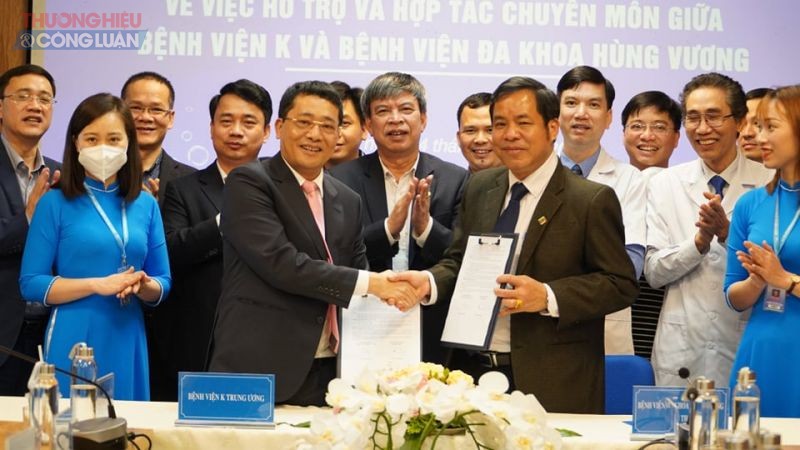 Lãnh đạo Bệnh viện K và Bệnh viện Đa khoa Hùng Vương ký kết hỗ trợ và hợp tác chuyên môn giữa hai bệnh viện.