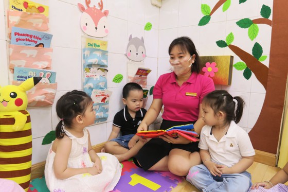 Công tác tuyển sinh năm học 2022-2023 của TP. Hồ Chí Minh sẽ đảm bảo đáp ứng đủ chỗ học cho con em nhân dân TP, đặc biệt là con em gia đình chính sách, gia đình nghèo, công nhân, mồ côi cha mẹ do dịch Covid-19.