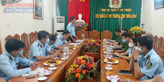 Ông Trần Đức Tiến, Cục trưởng Cục QLTT Bình Định (đứng bên trái, trong cùng) đang phát biểu tại buổi làm việc.