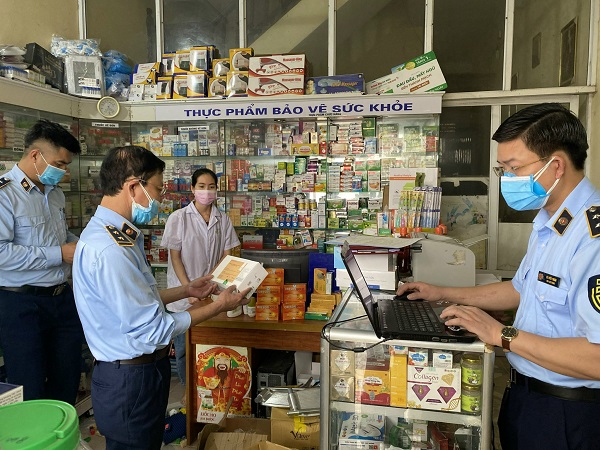 Lực lượng QLTT tỉnh Vĩnh Phúc kiểm tra Nhà thuốc Khánh Lan (nguồn ảnh Tổng cục QLTT)