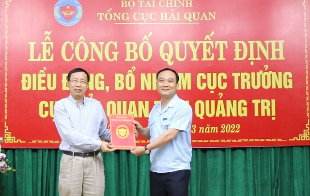 Tổng cục trưởng Tổng cục Hải quan Việt Nam Nguyễn Văn Cẩn trao Quyết định cho đồng chí Trần Mạnh Cường.