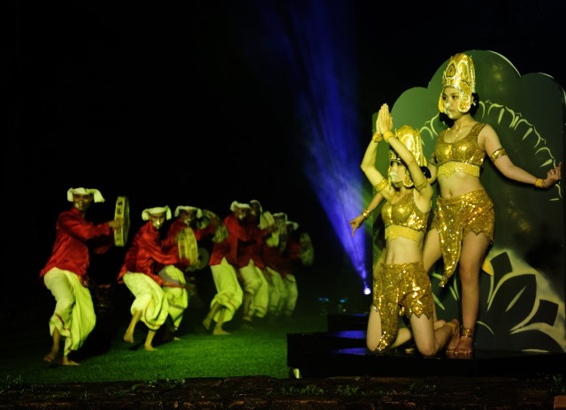 M&uacute;a v&agrave; &acirc;m nhạc Chăm lu&ocirc;n đồng điệu giữa động t&aacute;c, nhịp trống tạo n&ecirc;n thanh &acirc;m độc đ&aacute;o, gi&agrave;u cảm x&uacute;c.