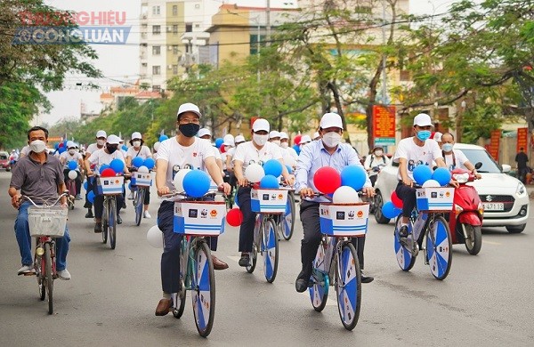 Các đại biểu đã cùng tham gia đạp xe diễu hành trên các tuyến phố chính của thành phố