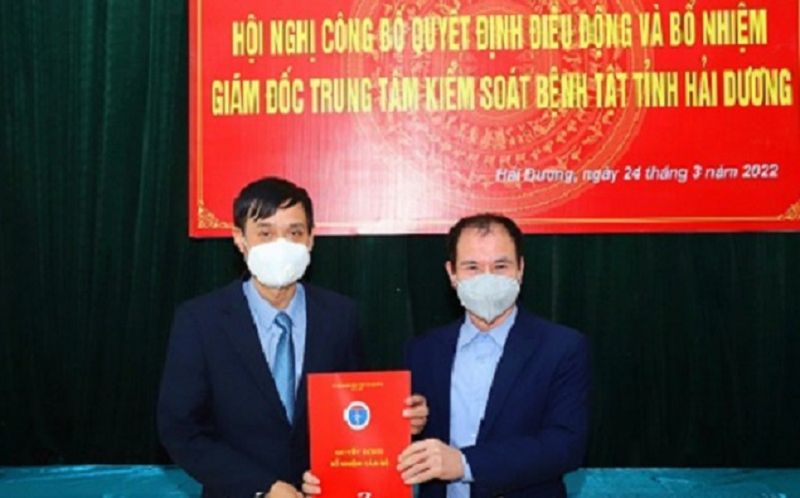 Phó giám đốc Sở Y tế Hải Dương Phạm Hữu Thanh trao quyết định điều động bổ nhiệm Giám đốc CDC Hải Dương cho ông Nguyễn Văn Hinh