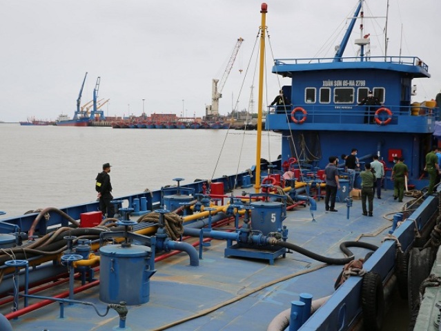 Tàu Xuân Sơn 5 đang chở 1 triệu lít xăng lậu bị lực lượng Công an phát hiện, thu giữ