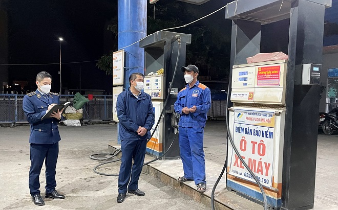 Lực lượng Quản lý thị trường Hà Nội tăng cường công tác kiểm tra, giám sát hoạt động kinh doanh xăng dầu trên địa bàn