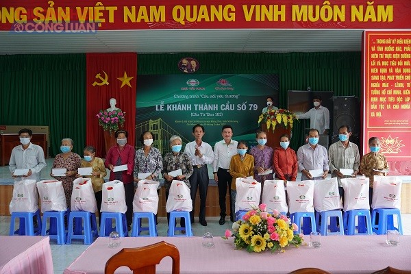 Công ty CP Nhựa Thiếu niên Tiền Phong cũng trao tặng 15 suất quà cho các hộ gia đình chính sách và khó khăn của thị trấn Cái Nhum