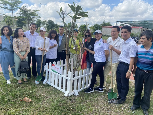 Hội Bảo vệ Thiên nhiên và Môi trường tham quan và trồng cây tại Nhà máy Điện Quang Công nghệ cao