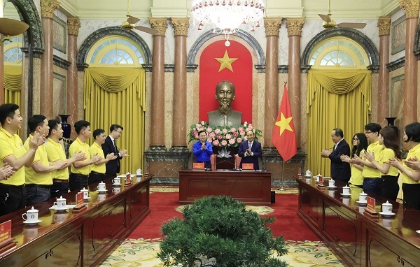 Chủ tịch nước Nguyễn Xuân Phúc cùng các đại biểu dự buổi gặp mặt