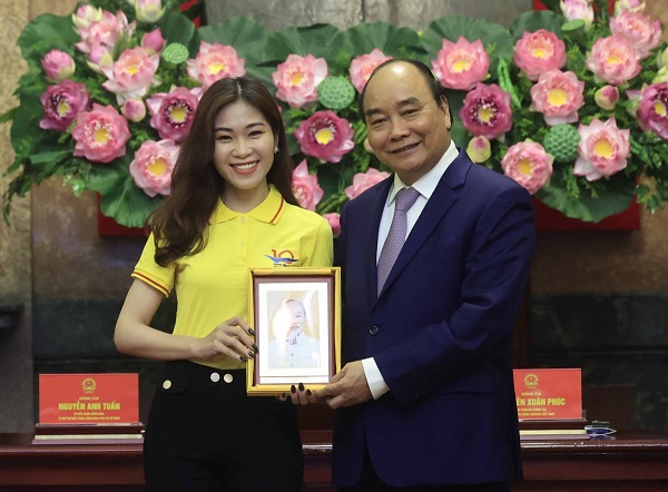Chủ tịch nước Nguyễn Xuân Phúc tặng ảnh chân dung Chủ tịch Hồ Chí Minh cho các gương mặt trẻ tiêu biểu tại buổi gặp mặt
