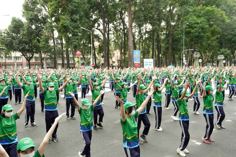 Tiết mục đồng diễn trên nền nhạc Năng Động Việt Nam do Nestlé MILO và 1.200 em học sinh chuẩn bị thổi bùng sức nóng của ngày hội thể thao.