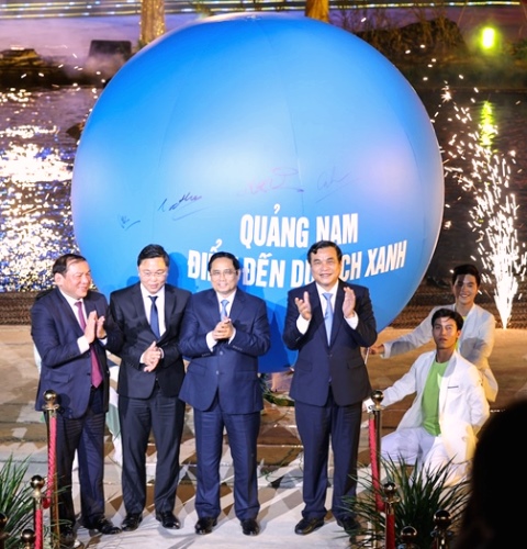 Thủ tướng Phạm Minh Chính, Bộ trưởng Nguyễn Văn Hùng và các đại biểu thực hiện nghi thức ký tên lên quả bóng xanh 