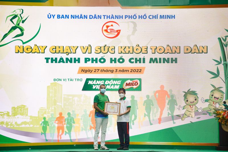 Đại diện các đơn vị tham gia tổ chức 'Ngày chạy Olympic vì sức khỏe toàn dân' được Ủy ban Olympic trao tặng kỷ niệm chương.