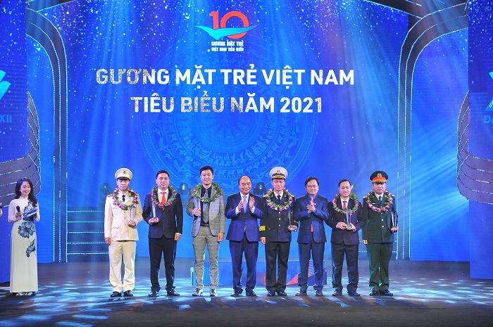 Chủ tịch nước Nguyễn Xuân Phúc và Bí thư thứ nhất T.Ư Đoàn Nguyễn Anh Tuấn trao thưởng cho các Gương mặt trẻ Việt Nam tiêu biểu năm 2021.