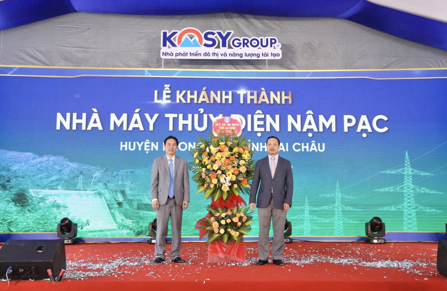 Ông Trần Tiến Dũng, Chủ tịch UBND tỉnh Lai Châu (bên phải) tặng hoa chúc mừng Lễ khánh thành nhà máy Thuỷ điện Nậm Pạc