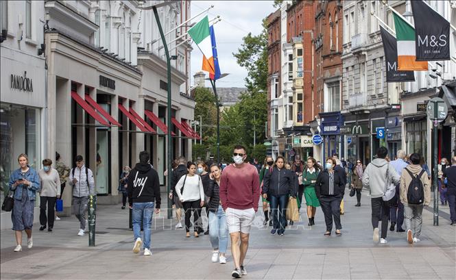 Người dân đeo khẩu trang phòng lây nhiễm Covid-19 tại Dublin, Ireland ngày 18/9/2020 (Ảnh: AFP/TTXVN)