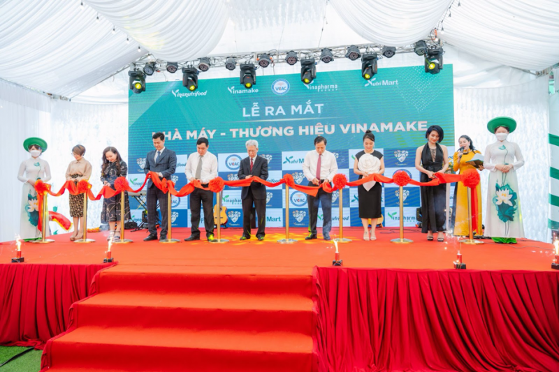 Ban lãnh đạo Vinamake cùng Các thành phần lãnh đạo cấp cao Trung ương và Tỉnh Hòa Bình cắt băng ra mắt nhà máy thương hiệu Vinamake.