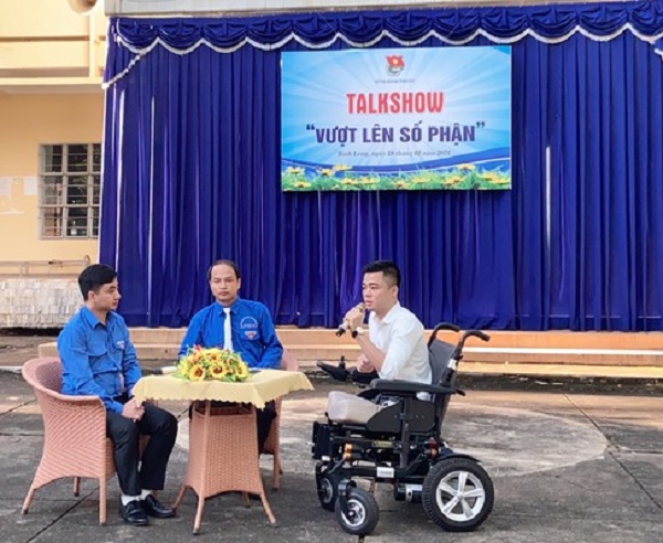 Giao lưu với B&iacute; thư Tỉnh Đo&agrave;n Trần Quốc Duy (b&igrave;a tr&aacute;i) c&ugrave;ng h&agrave;ng trăm học sinh, ch&agrave;ng &ldquo;chiến binh&rdquo; T&ocirc; Đ&igrave;nh Kh&aacute;nh (b&igrave;a phải) đ&atilde; x&uacute;c động kể lại những biến cố của cuộc đời m&igrave;nh