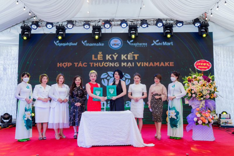 Lễ ký kết hợp tác thương mại Vinamake giữa CEO Vinamake bà Trần Mai Linh và các đối tác