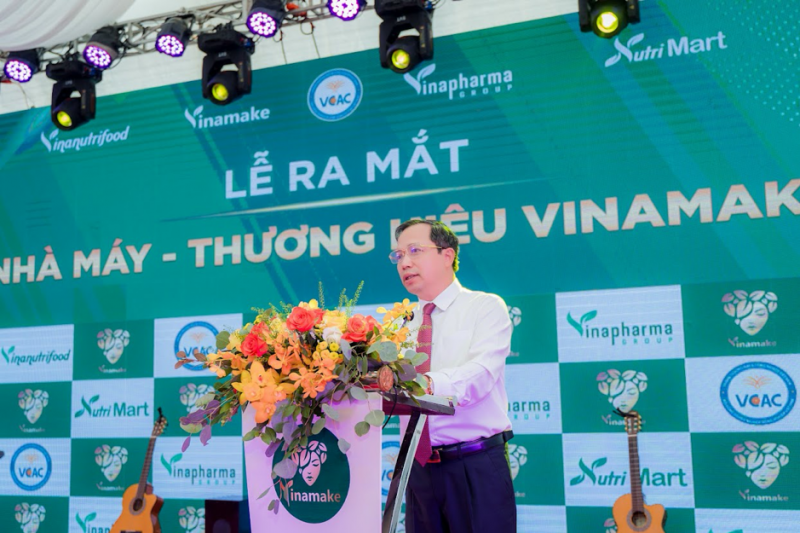 Ông Nguyễn Văn Toàn, Phó Chủ tịch TT UBND tỉnh Hòa Bình phát biểu tại lễ ra mắt thương hiệu Vinamake đại diện UBND tỉnh tặng hoa chúc mừng